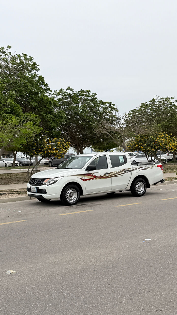 Jubail, Vehicles, Cars & Trucks , SAR 38,  Mitsubishi L 200,  2018,  Manual,  250000 KM,  Type: Mitsubishi L200 (Double Cab) Model:  Mileage: 250,000 Km Color: White/Gray Fuel: