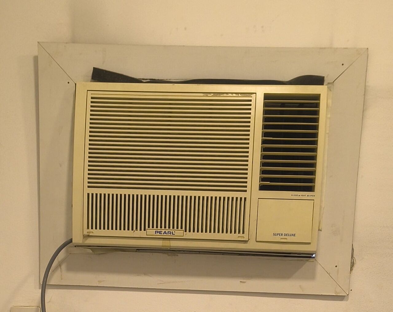 Muharraq, Household Items, BHD 15,  AC  & Cupboard