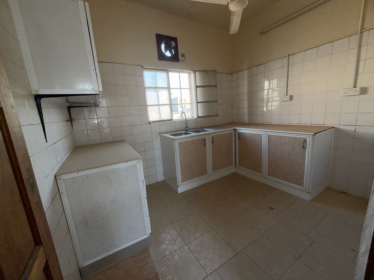 Salmaniya, Apartments, Flats, Houses & Villas, BHD 120/month,  2 BR,  2 Bedroom Flat For Rent Without Ewa