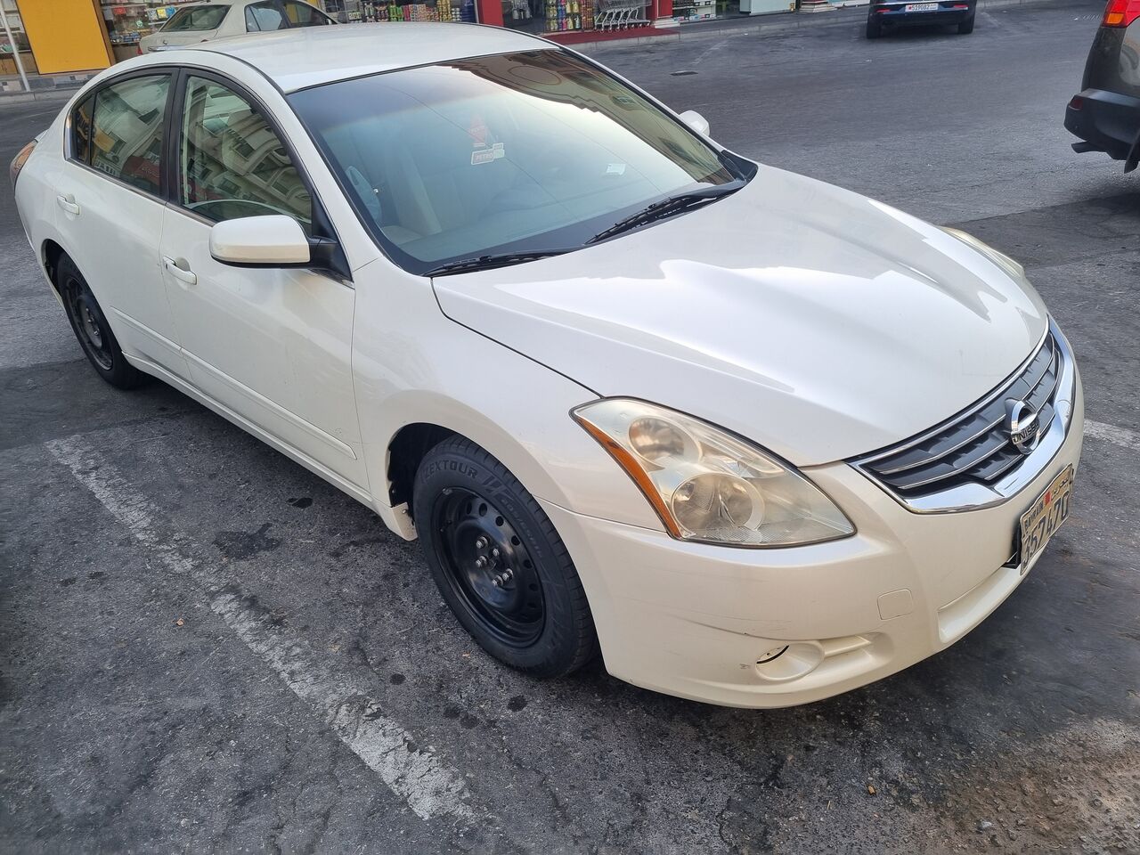 Manama, Vehicles, Cars & Trucks , BHD 1450,  Nissan Altima,  2012,  Automatic,  200000 KM,  For Sale