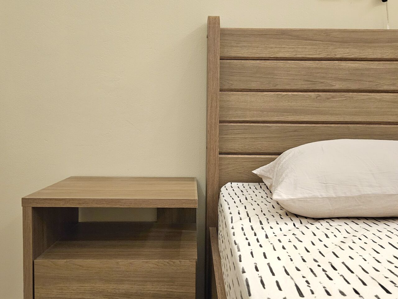 Dammam, Furniture, SAR 1600,  4-Piece King Bedroom Set - 190x200 Cm