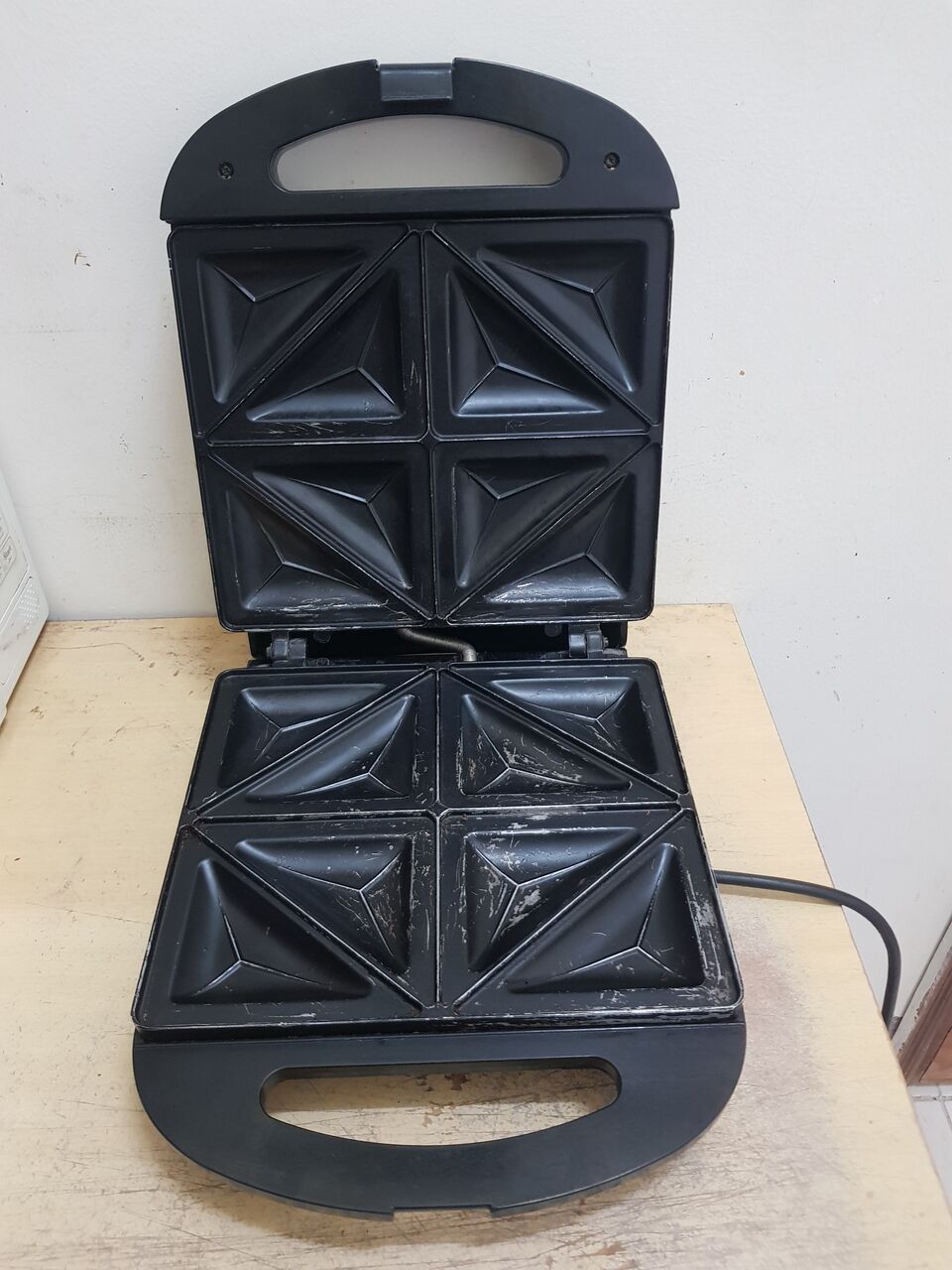 Al Safa, Electronics, SAR 260,  Samsung Microwave, Sandwich Toaster, Cloth Dryer Stand - Urgent Sale