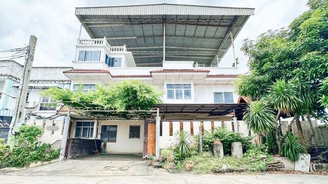 Bangkok, Real Estate For Sale, THB 4990000,  6 BR,  74 Sq. Feet,  Reduced Price, 3-story Townhouse, Soi Ekachai 135, Hit Through 2 Units, Has A Roof