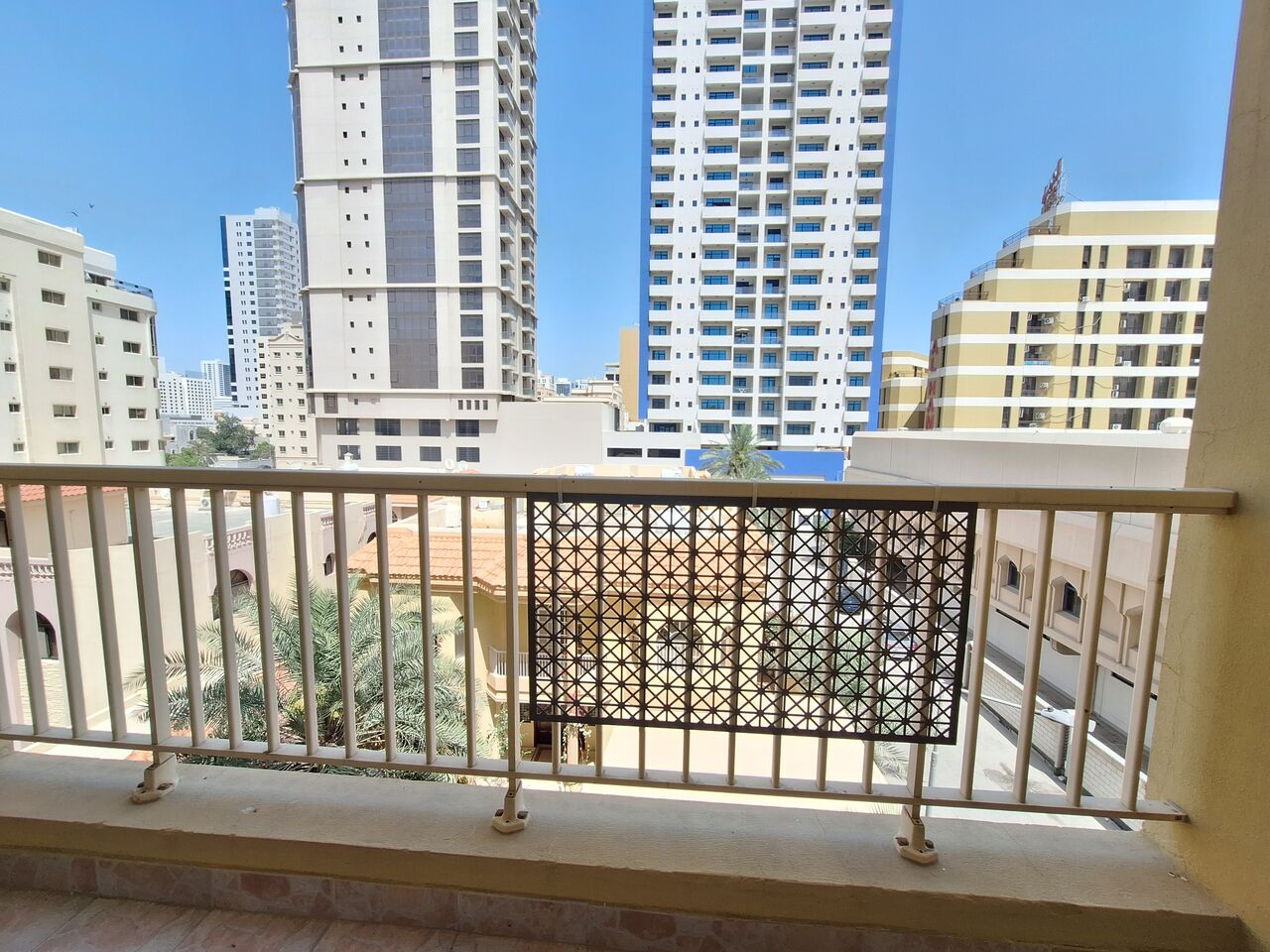 Juffair, Apartments, Flats, Houses & Villas, BHD 425/month,  Furnished,  3 BR,  180 Sq. Meter,  Huge 3 Bhk | Gas Connection | Free Wifi & Hk | Balcony | Closed Kitchen | Family Building