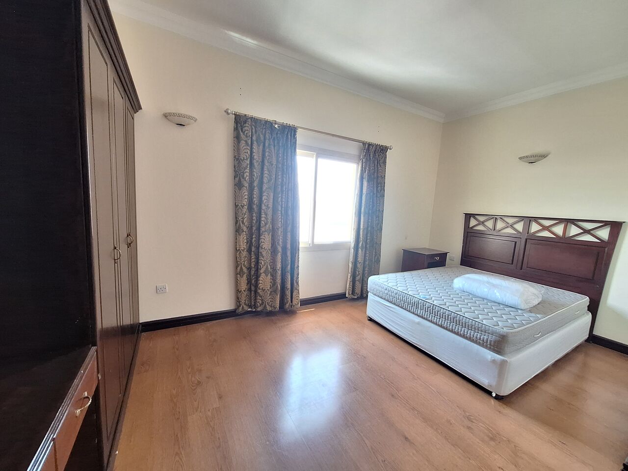 Juffair, Apartments, Flats, Houses & Villas, BHD 425/month,  Furnished,  3 BR,  180 Sq. Meter,  Huge 3 Bhk | Gas Connection | Free Wifi & Hk | Balcony | Closed Kitchen | Family Building