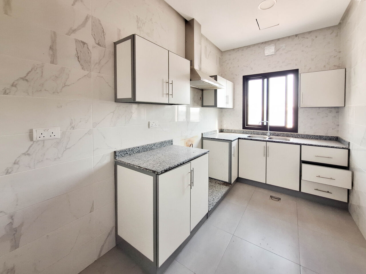Manama, Apartments, Flats, Houses & Villas, BHD 350/month,  3 BR,  For Rent A Semi-furnished Apartment In Bu Quwah (Saraya 2) Area.