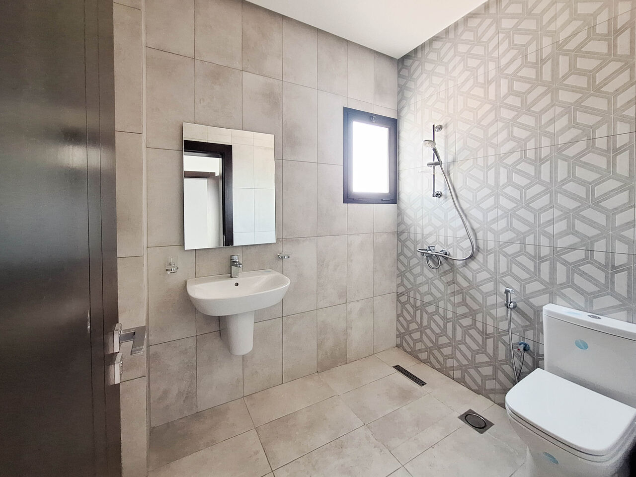 Manama, Apartments, Flats, Houses & Villas, BHD 350/month,  3 BR,  For Rent A Semi-furnished Apartment In Bu Quwah (Saraya 2) Area.