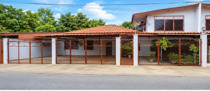 Bangkok, Villas, THB 14999,  50 Sq. Feet,  Can Be Labeled, 4 Bedrooms, Cheap, Saphan Sung, 250 Sq M. APL Ban Thap Chang. The Front