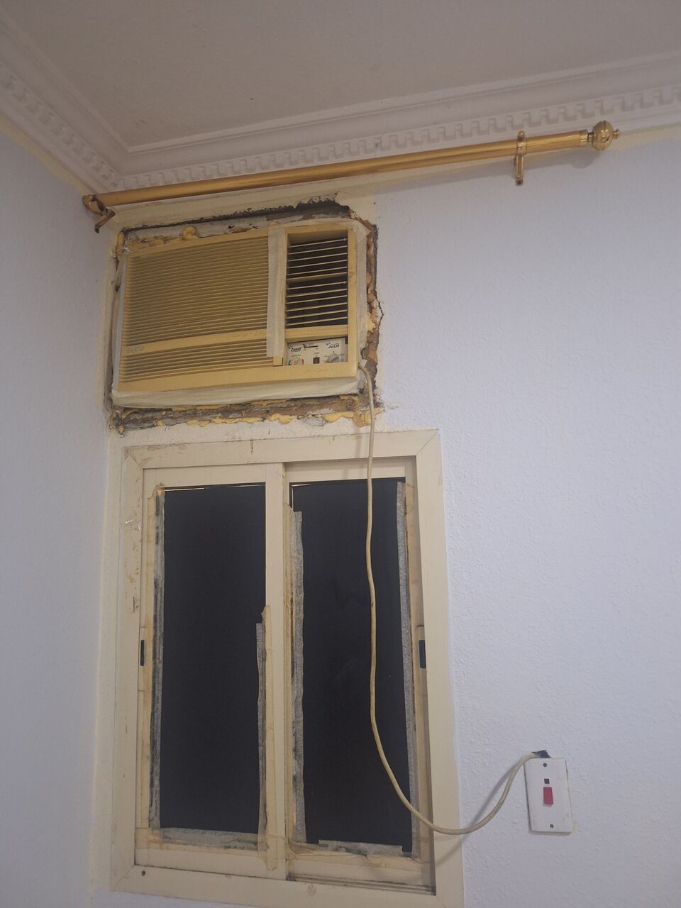 Jubail, Air Conditioners, SAR 800,  2 Ac. 2 Ton ( Hot And Cold)  2nd 1.5 Ton