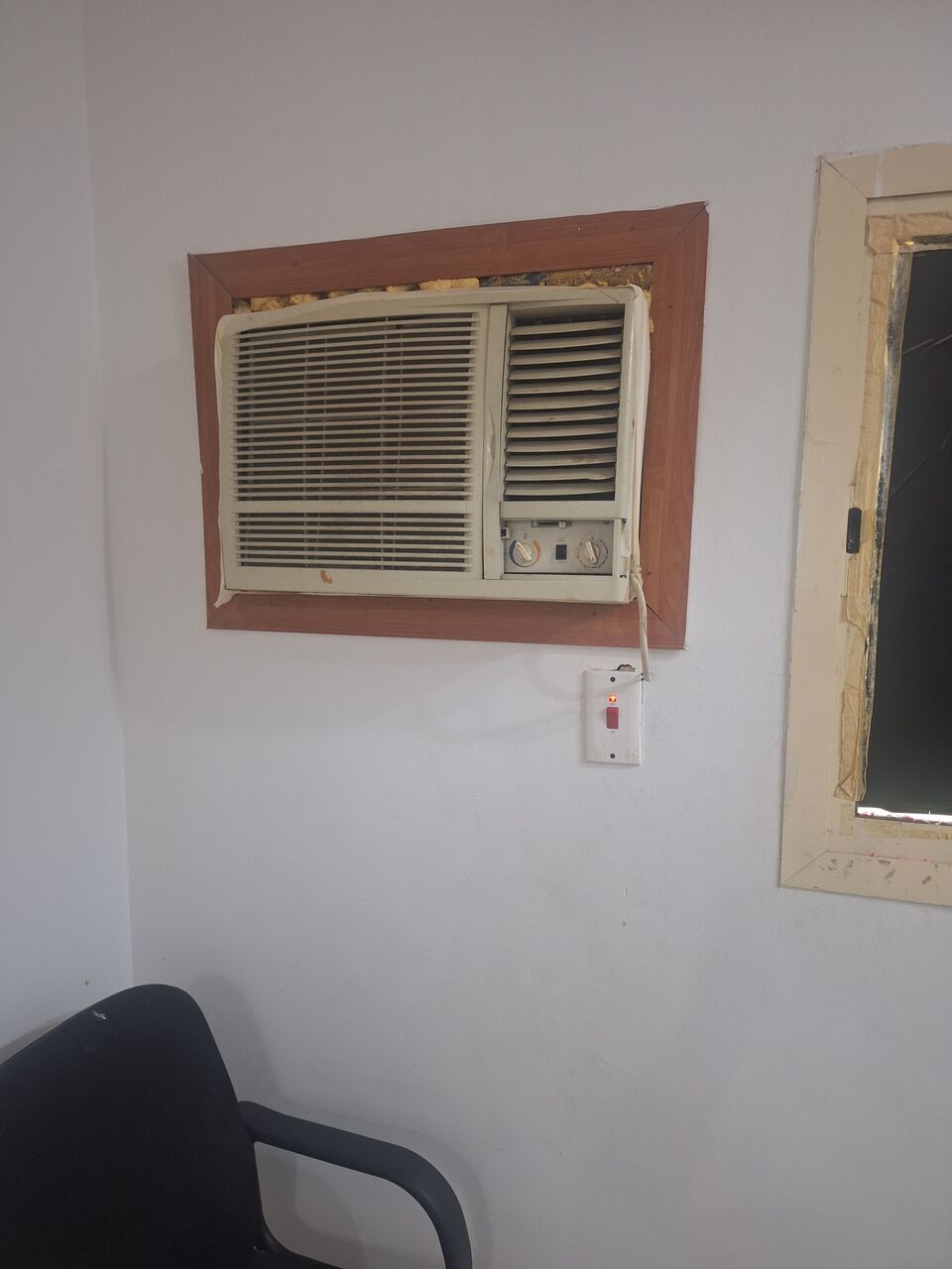 Jubail, Air Conditioners, SAR 800,  2 Ac. 2 Ton ( Hot And Cold)  2nd 1.5 Ton