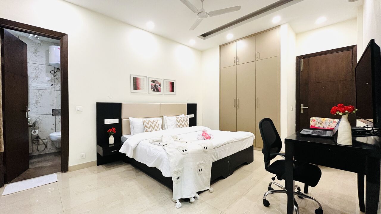 Gurugram, Apartments, Flats, Houses & Villas, INR 8000/day,  Furnished,  2 BR,  950 Sq. Meter,  Two Bedroom Apartment Dlf Cyber City