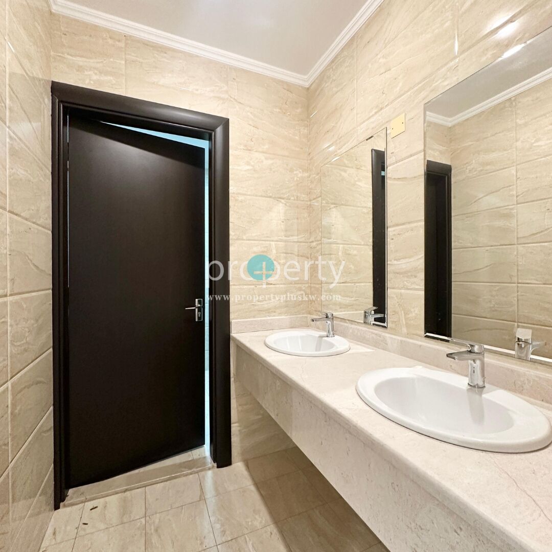 Kuwait City, Villas, KWD 1500,  Spacious Triplex With Pool For Rent In Zahra