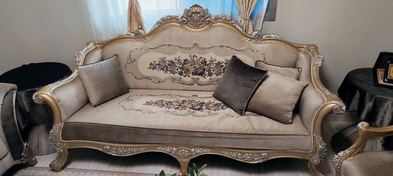 Riyadh, Furniture, SAR 900,  طقم صالون كلاسيك فرنسي فاخر  للبيع – Luxury French-Style Classic Sofa 