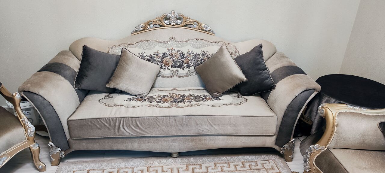 Riyadh, Furniture, SAR 900,  طقم صالون كلاسيك فرنسي فاخر  للبيع – Luxury French-Style Classic Sofa 