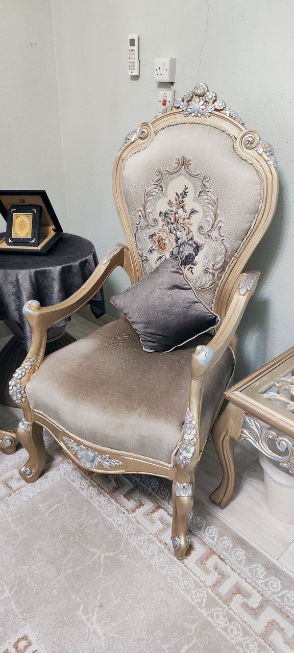 Riyadh, Furniture, SAR 900,  طقم صالون كلاسيك فرنسي فاخر  للبيع – Luxury French-Style Classic Sofa 