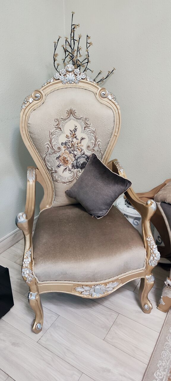 Riyadh, Furniture, SAR 900,  طقم صالون كلاسيك فرنسي فاخر  للبيع – Luxury French-Style Classic Sofa 