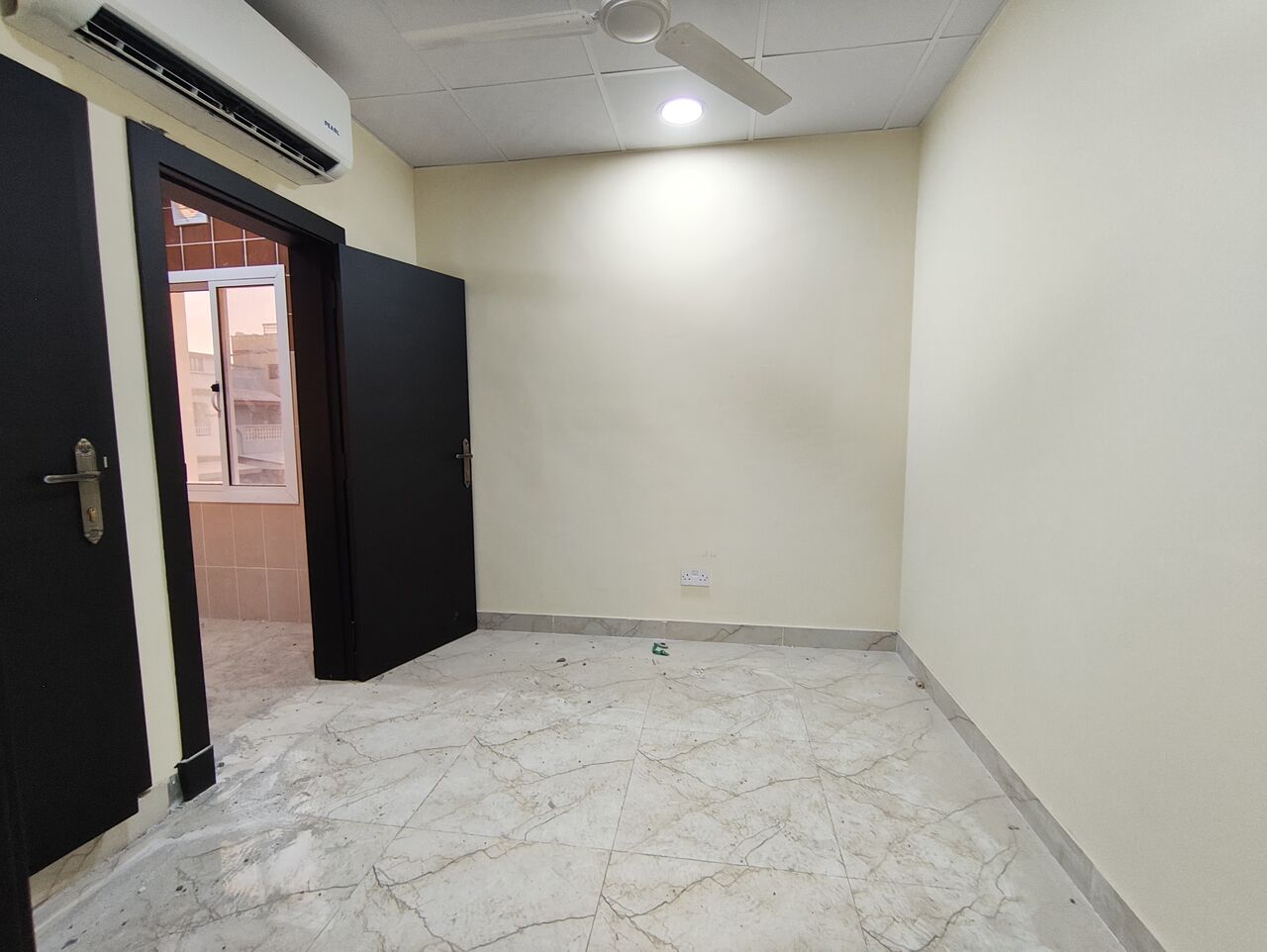 Manama, Apartments, Flats, Houses & Villas, BHD 120/year,  1 BR,  Isatown:- Studio Flat On Rent With Unlimited Ewa & Split Ac..