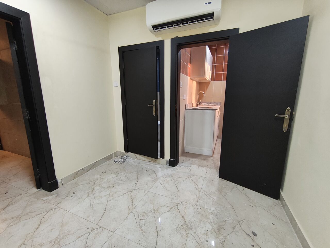 Manama, Apartments, Flats, Houses & Villas, BHD 120/year,  1 BR,  Isatown:- Studio Flat On Rent With Unlimited Ewa & Split Ac..