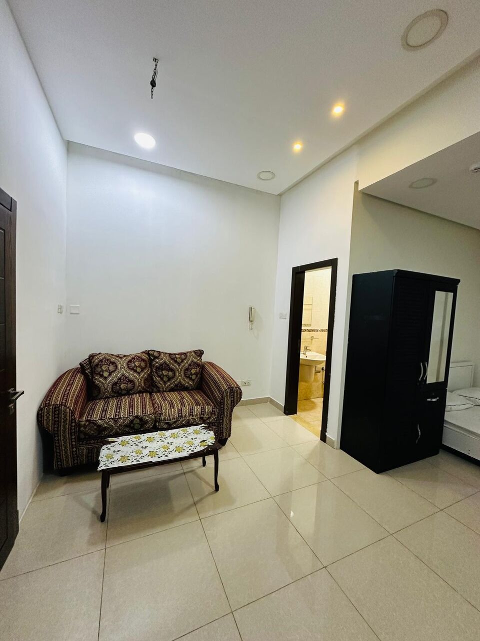 Manama, Apartments, Flats, Houses & Villas, BHD 150/year,  1 BR,  Apartment For Rent In Seef Fully Furnished With Electricity