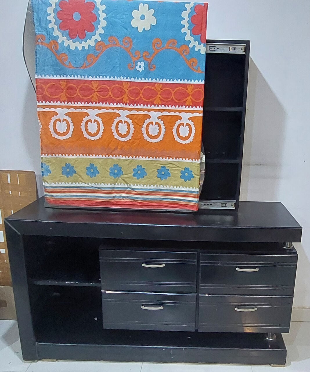 Al Malaz, Furniture, SAR 80,  Dressing Table With Mirror NEGOTIABLE!