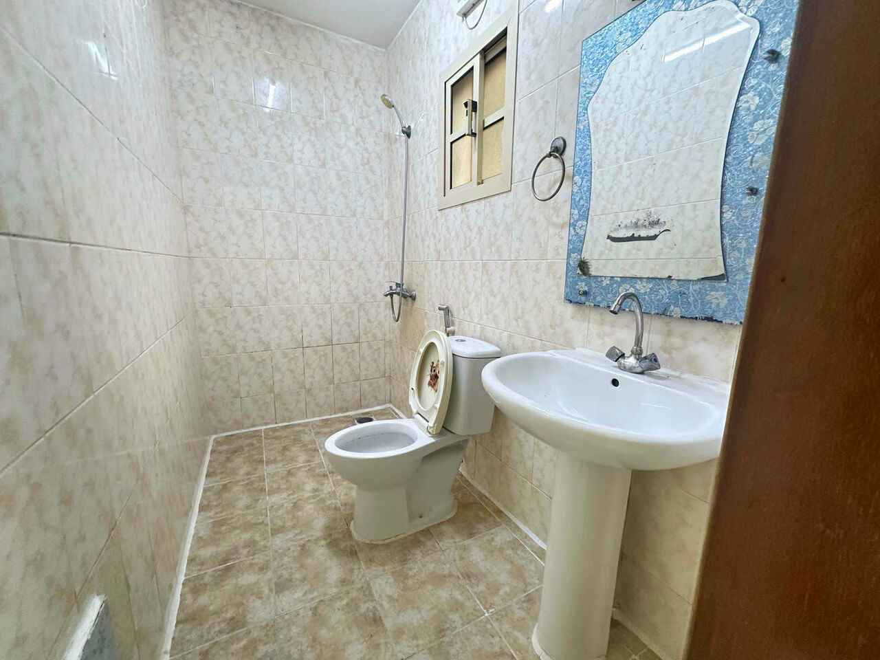 Gudaibiya, Apartments, Flats, Houses & Villas, BHD 250/month,  2 BR,  Gudaibiya:- 2BHK Semi-Furnished Flat On Rent With EWA.  Bd 250/- With Ewa.
