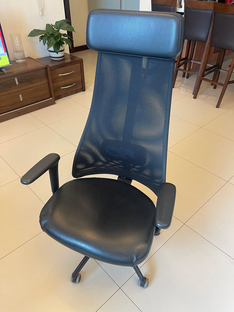 Juffair, Furniture, BHD 60,  IKEA Office Chair (J&auml;rvfj&auml;llet) + Desk (Micke) &mdash; Excellent Condition, 1 Year Old