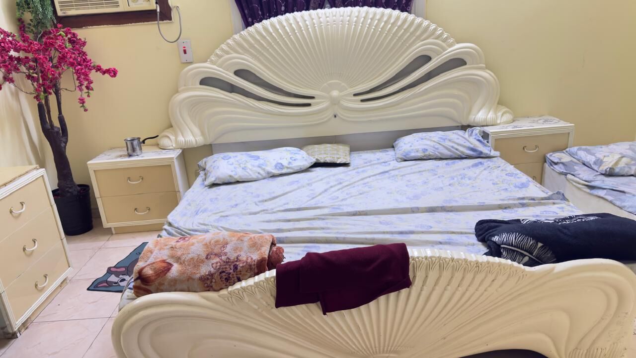 Jeddah, Furniture, SAR 5,  Bed And Dressing Table For Sale