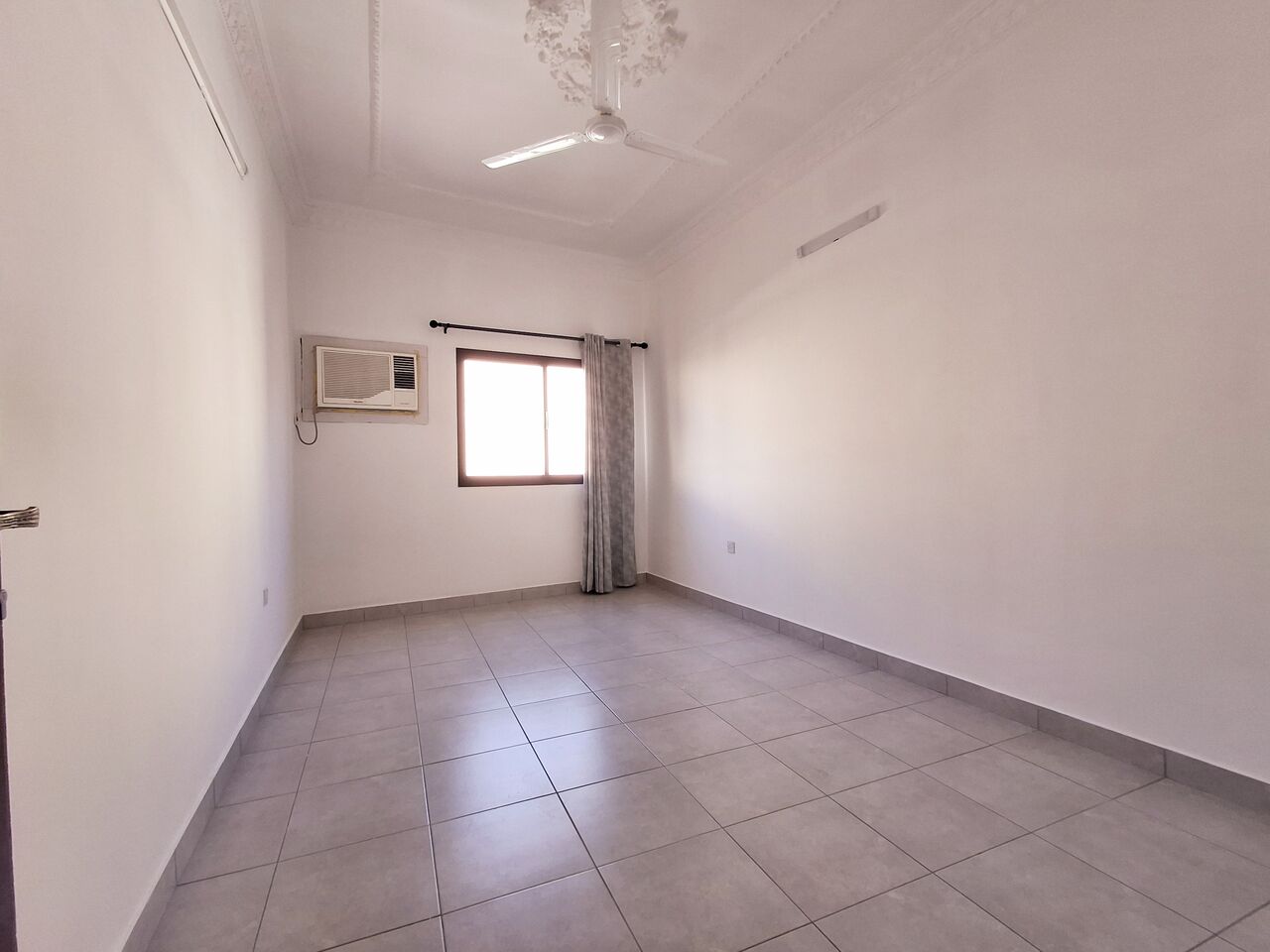 Hoora, Apartments, Flats, Houses & Villas, BHD 180/month,  2 BR,  -Very Neet & Clean 2 BHK Semi Furnished Family Flat With Ewa @180/BD In Hoora