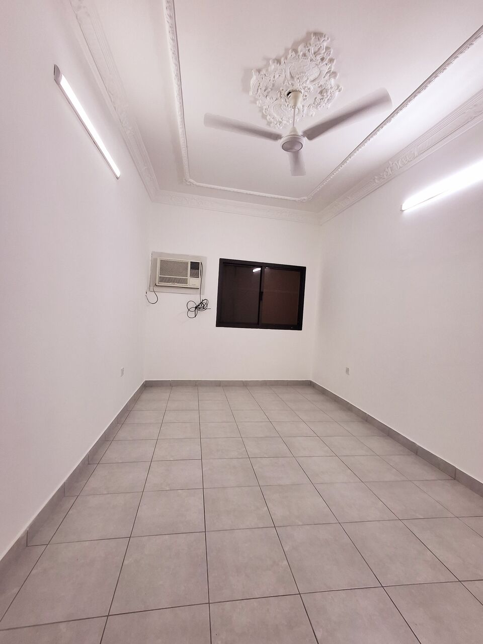Hoora, Apartments, Flats, Houses & Villas, BHD 180/month,  2 BR,  -Very Neet & Clean 2 BHK Semi Furnished Family Flat With Ewa @180/BD In Hoora