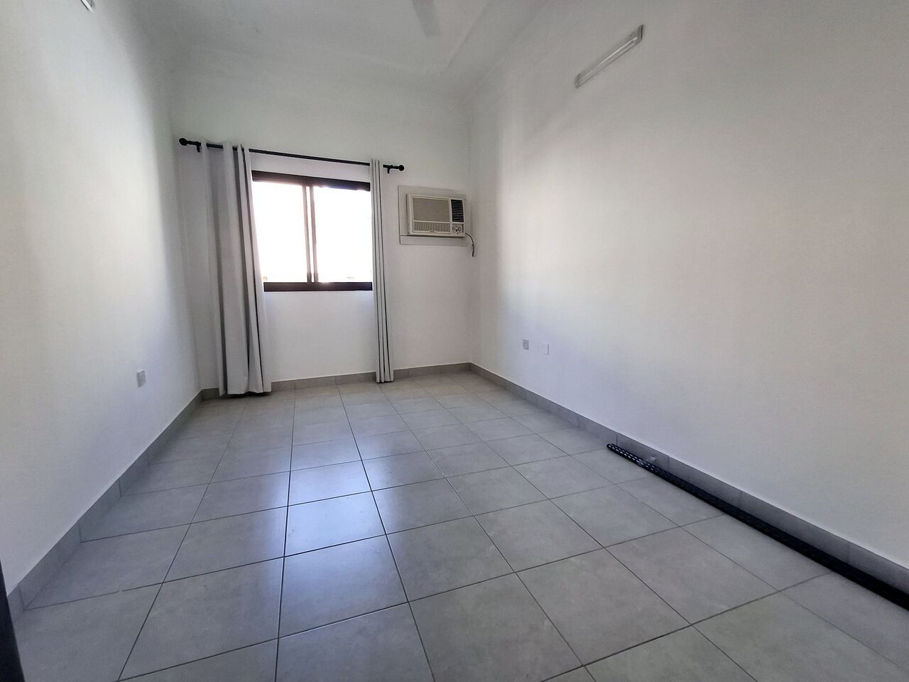 Hoora, Apartments, Flats, Houses & Villas, BHD 180/month,  2 BR,  -Very Neet & Clean 2 BHK Semi Furnished Family Flat With Ewa @180/BD In Hoora