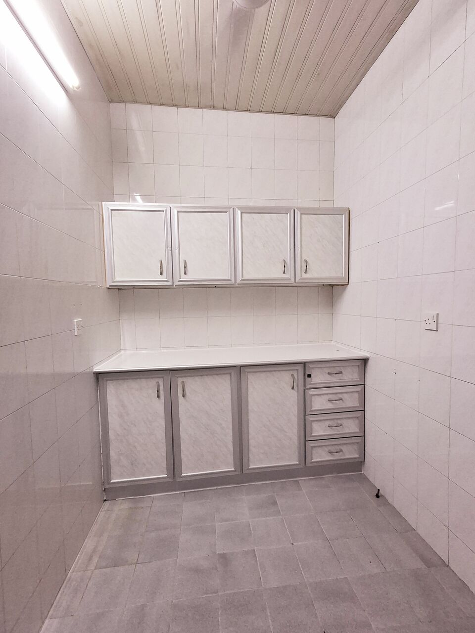 Hoora, Apartments, Flats, Houses & Villas, BHD 180/month,  2 BR,  -Very Neet & Clean 2 BHK Semi Furnished Family Flat With Ewa @180/BD In Hoora