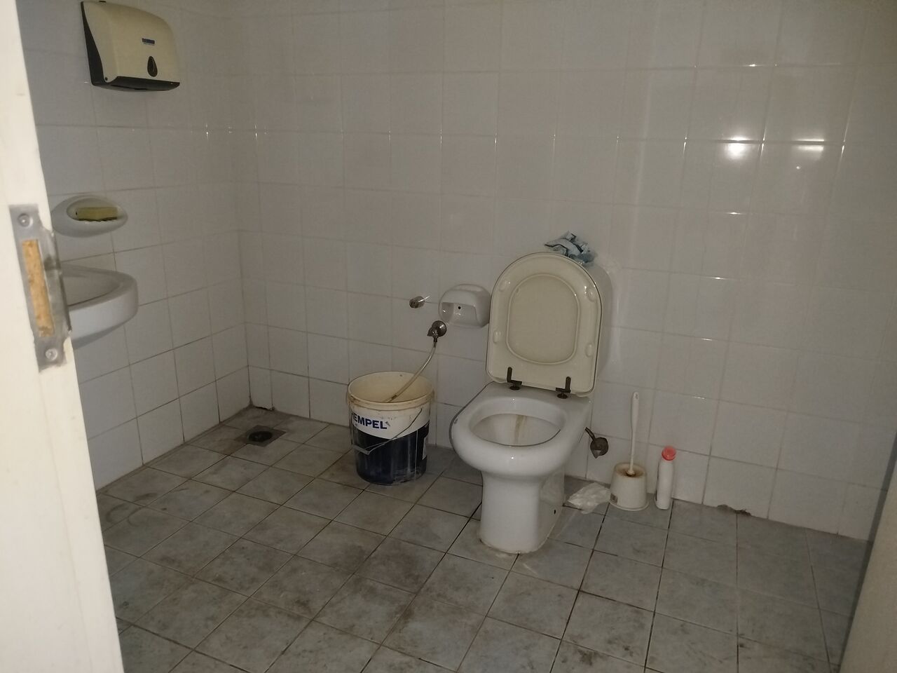Hoora, Shops, BHD 800,  2Shutter Big Shop With Big Mezanine Floor. In -(((Hoora)))
