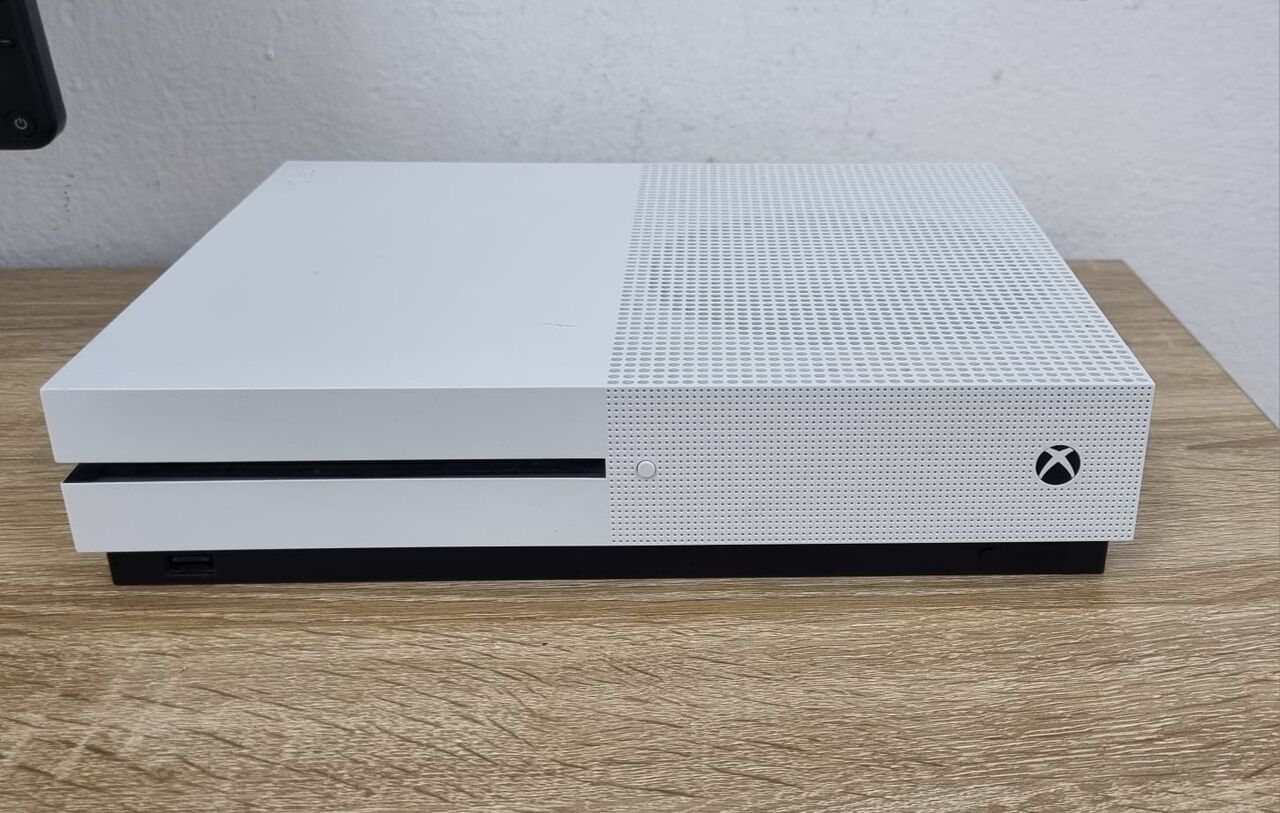Riyadh, Video Games, SAR 1150,  XBox One S 1TB Console With Free FORZA Horizon 4, Controller, Monitor And Table