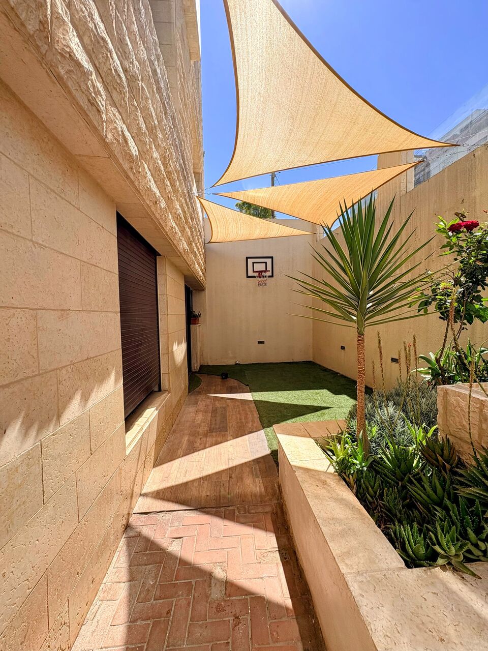 Amman, Apartments, Flats, Houses & Villas, JOD 12000/year,  Furnished,  2 BR,  Ground Fully Furinshed 2B Apartment With Garden In 6 Circle