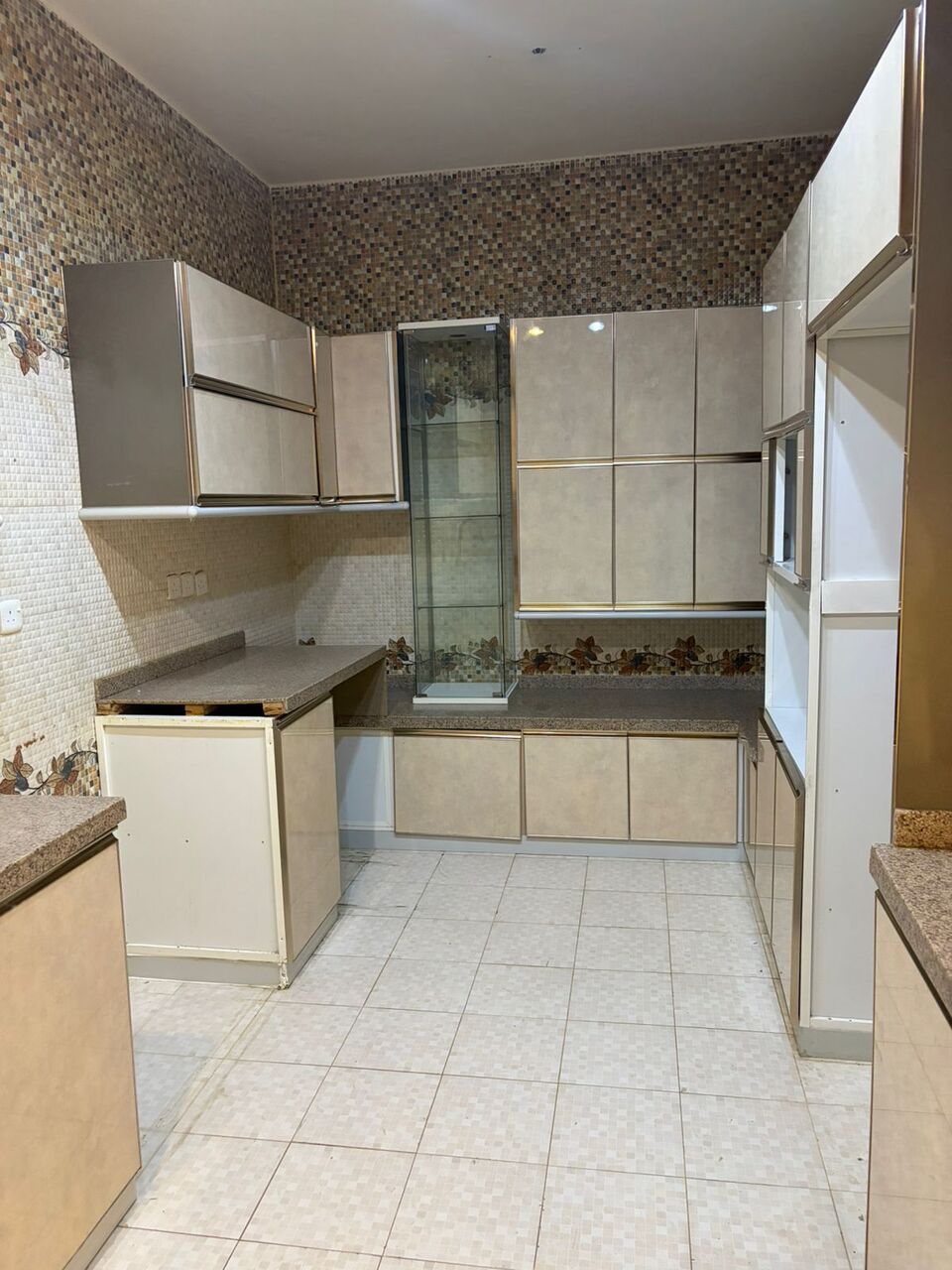 Al Rawdah, Apartments, Flats, Houses & Villas, SAR 52000/year,  4 BR,  Ground Floor Large Family Apartment With 4 Large Beadrooms With Loan Area