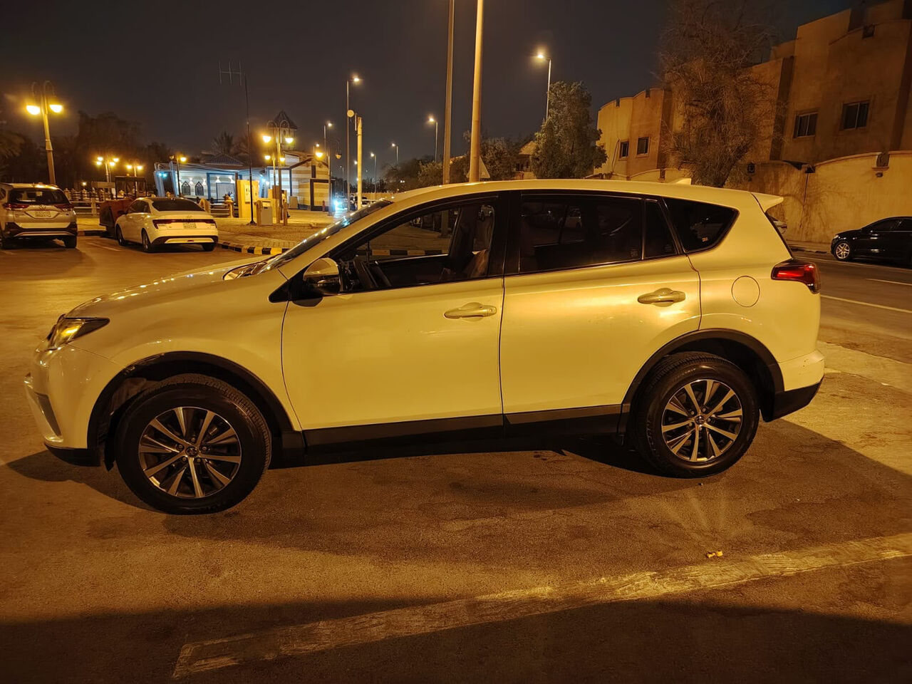Riyadh, Vehicles, Cars & Trucks , SAR 64000,  Toyota RAV4,  2018,  Automatic,  140000 KM,   Standard