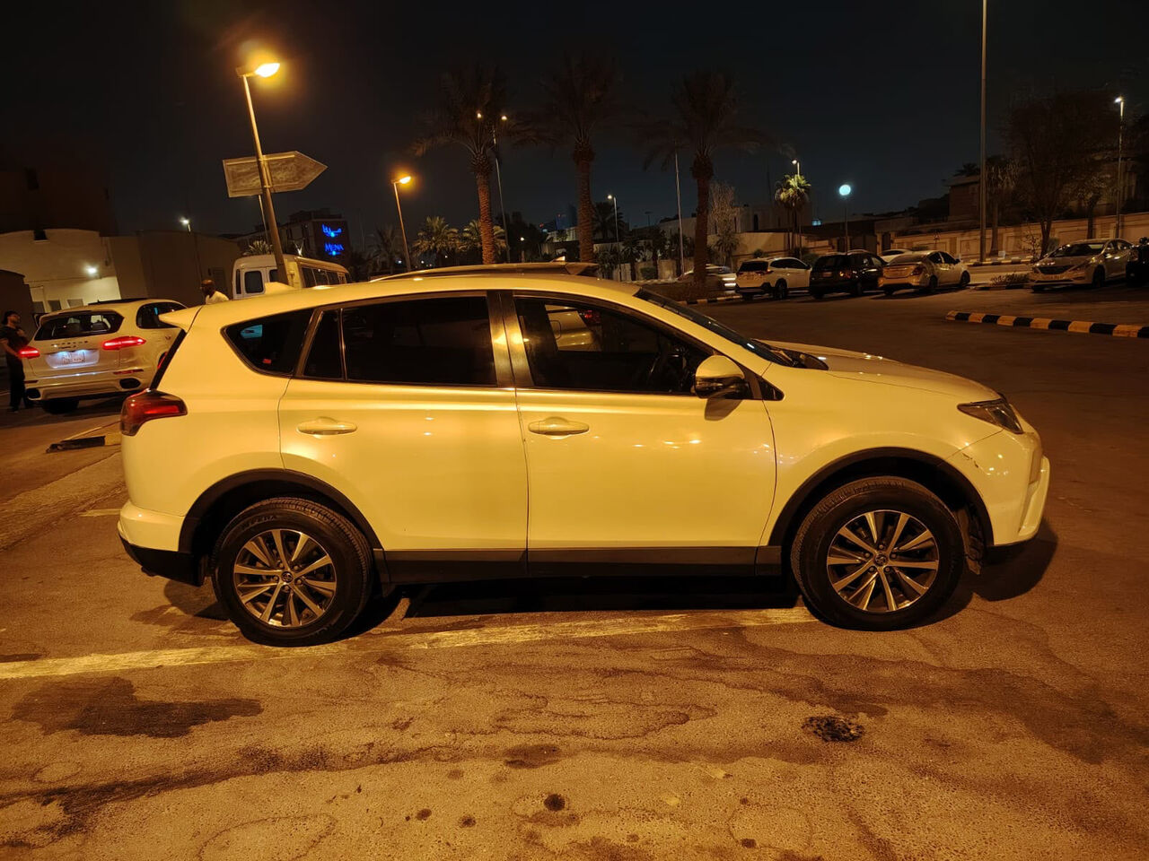 Riyadh, Vehicles, Cars & Trucks , SAR 64000,  Toyota RAV4,  2018,  Automatic,  140000 KM,   Standard