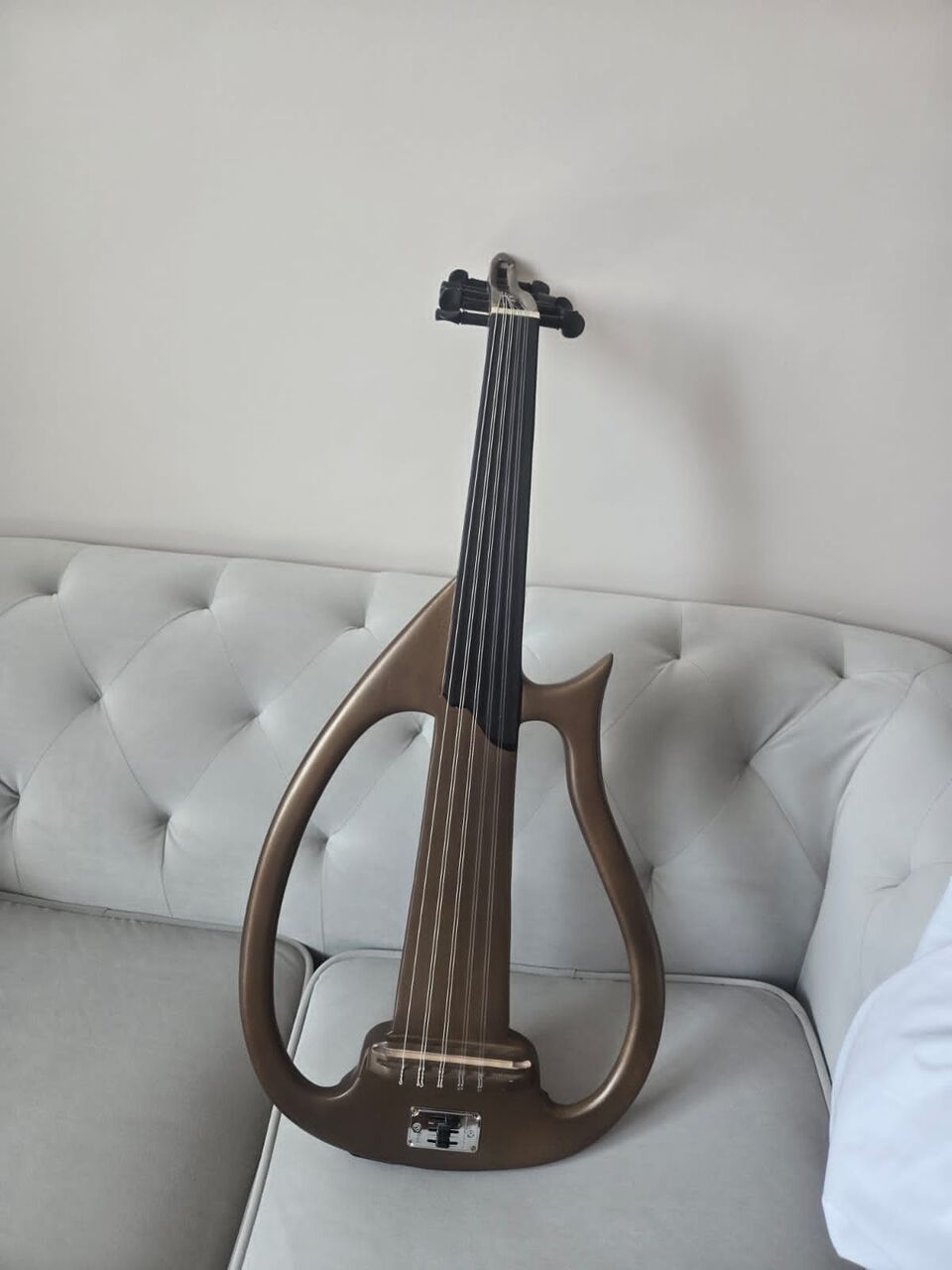 Al Rakah Al Janubiyah, Musical Instruments, SAR 1400,  عود كهربائي مستعمل بشكل بسيط