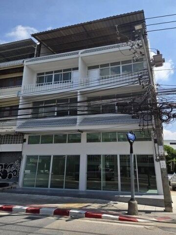 Bangkok, Villas, THB 45000,  56 Sq. Feet,  HR 10252 Building For Rent, 3 And A Half Floors + Rooftop With Roof, Corner Room, Next To