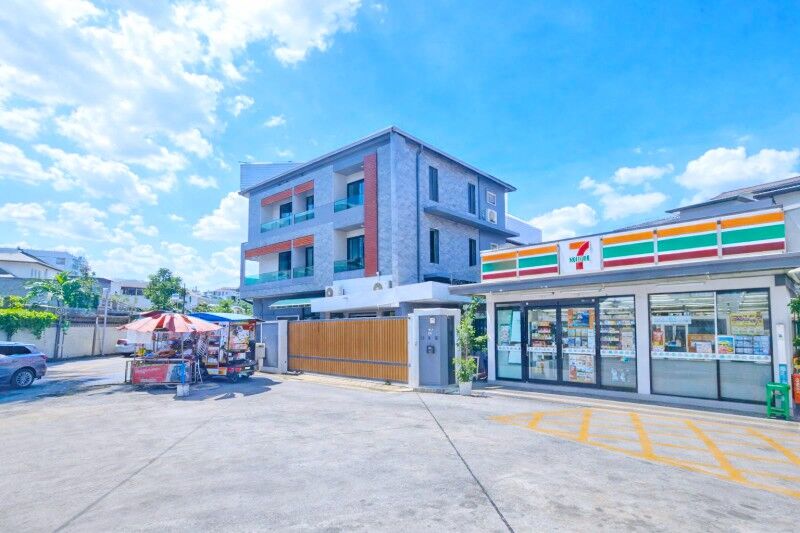 Bangkok, Villas, THB 89999,  100 Sq. Feet,  Chinese Embassy 3 Km. Near MRT Suthisan 899m. MRT Huai Khwang 1.26km. Single House For