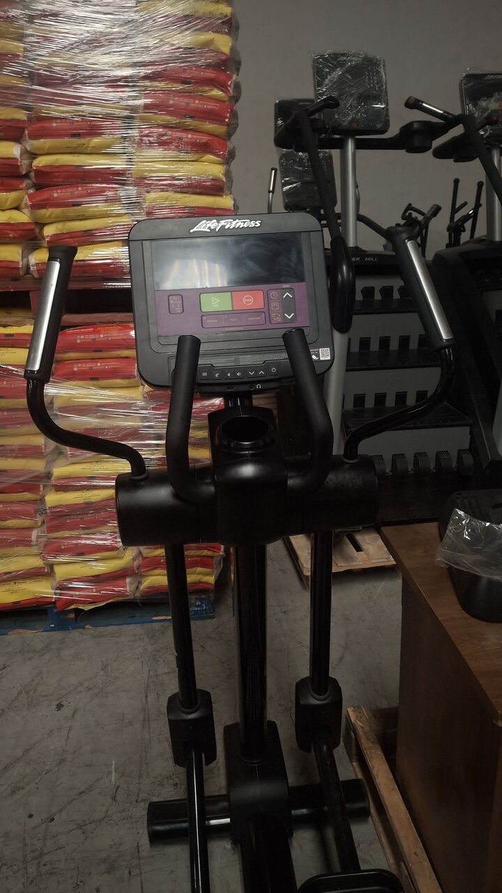 Riyadh, Sporting Goods, SAR 5500,  🔥 Life Fitness Commercial Elliptical Trainer – Premium Gym Quality 🔥