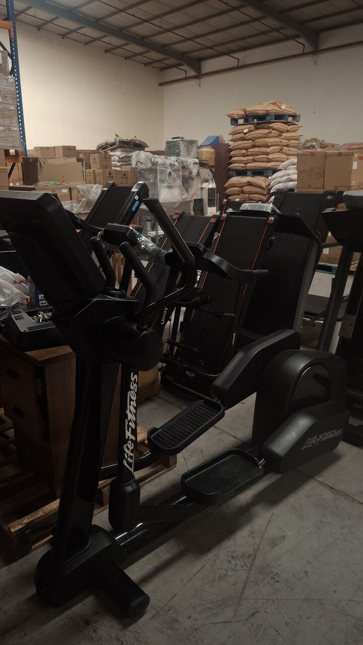 Riyadh, Sporting Goods, SAR 5500,  🔥 Life Fitness Commercial Elliptical Trainer – Premium Gym Quality 🔥