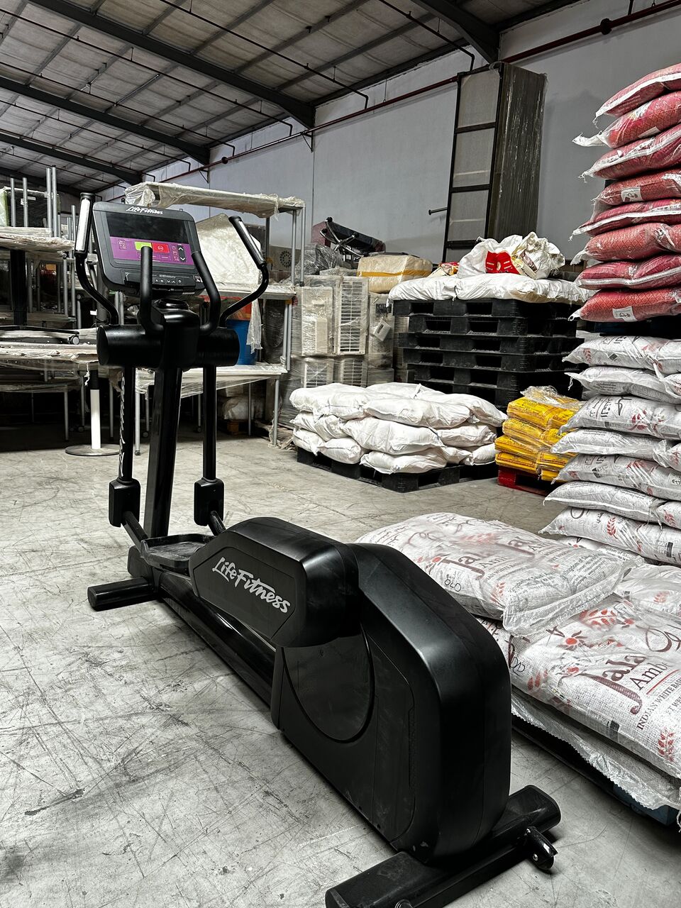 Riyadh, Sporting Goods, SAR 5500,  🔥 Life Fitness Commercial Elliptical Trainer – Premium Gym Quality 🔥