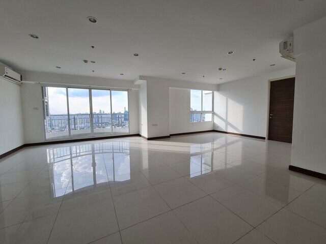 Bangkok, Villas, THB 40000,  1 Sq. Meter,  Spacious River View Condo With Easy Access To BRT And Expressway At Supalai Prima Riva