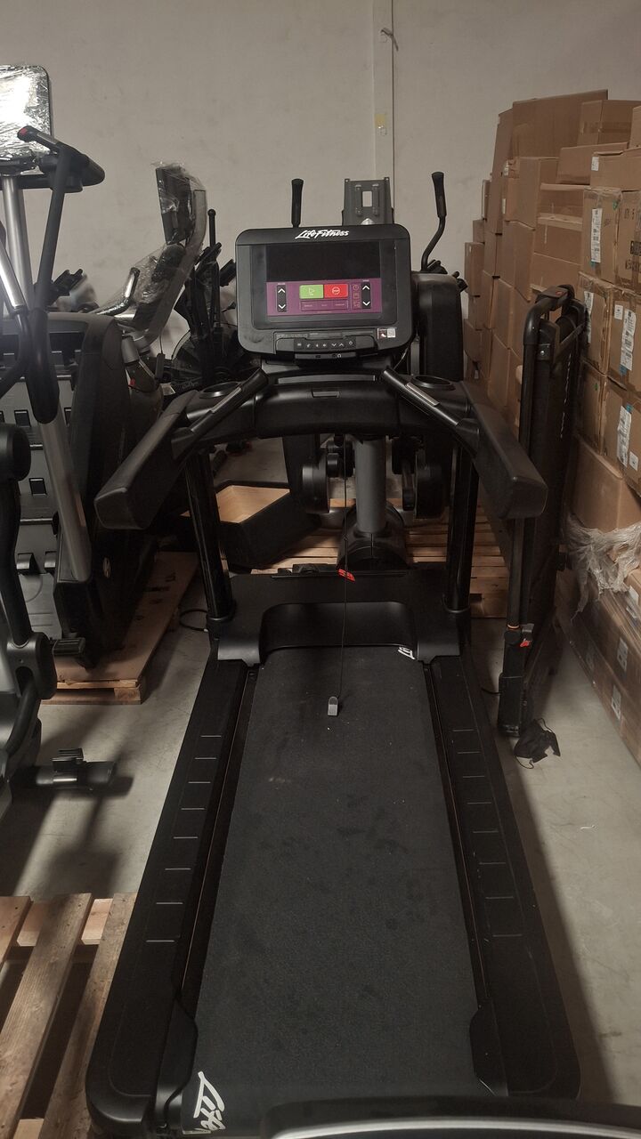 Riyadh, Sporting Goods, SAR 8500,  🔥 Life Fitness Commercial Elliptical Trainer – Premium Gym Quality 🔥
