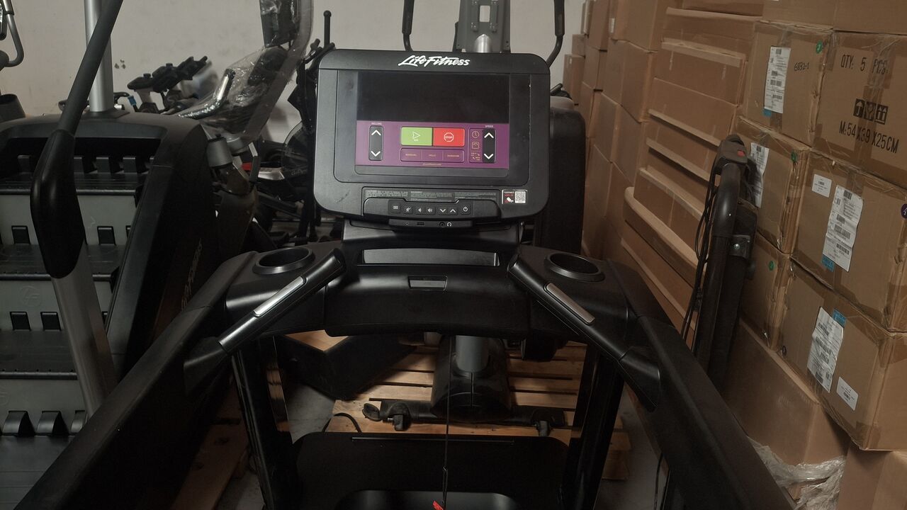 Riyadh, Sporting Goods, SAR 8500,  🔥 Life Fitness Commercial Elliptical Trainer – Premium Gym Quality 🔥