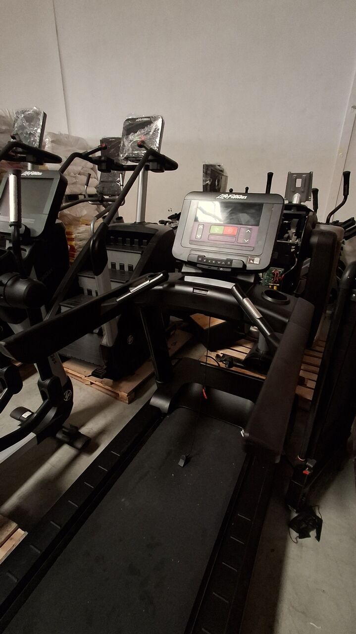 Riyadh, Sporting Goods, SAR 8500,  🔥 Life Fitness Commercial Elliptical Trainer – Premium Gym Quality 🔥