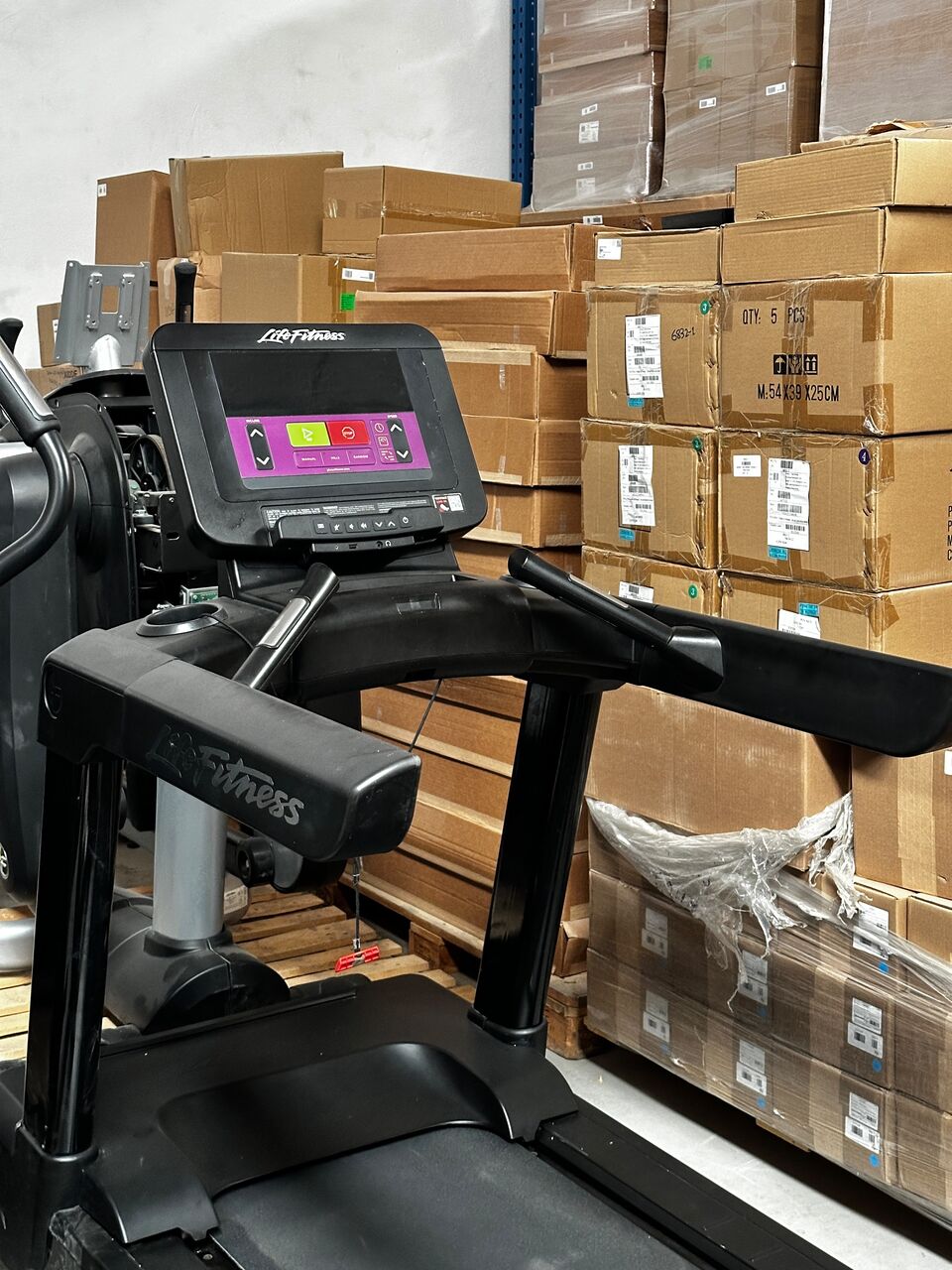 Riyadh, Sporting Goods, SAR 8500,  🔥 Life Fitness Commercial Elliptical Trainer – Premium Gym Quality 🔥