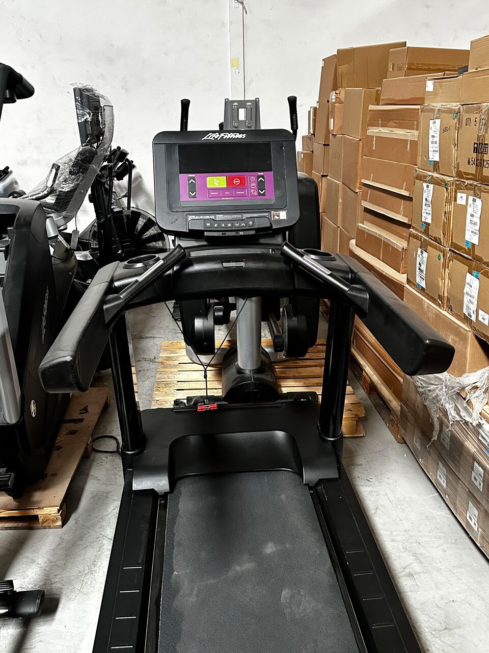 Riyadh, Sporting Goods, SAR 8500,  🔥 Life Fitness Commercial Elliptical Trainer – Premium Gym Quality 🔥
