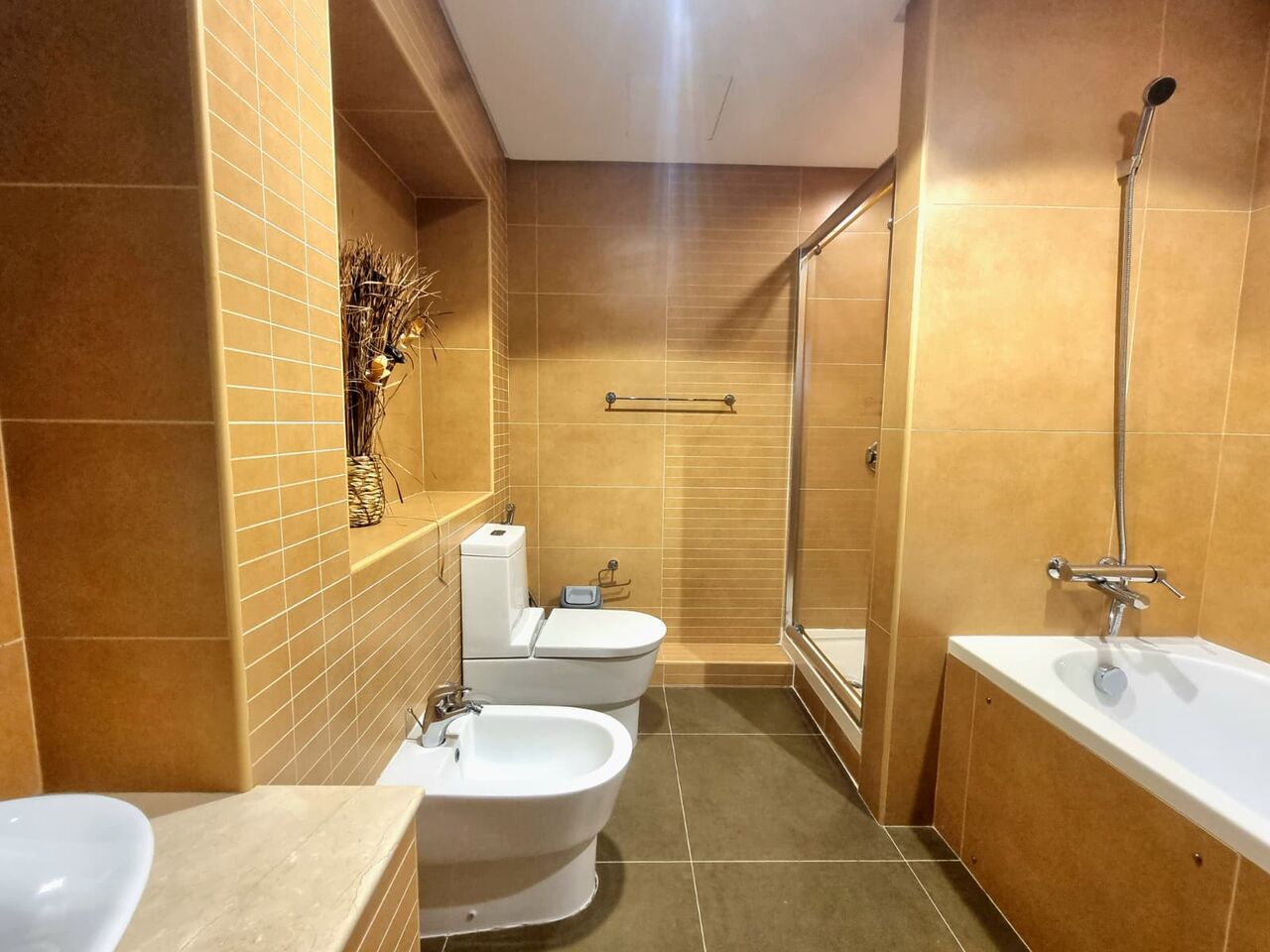 Amwaj Islands, Apartments, Flats, Houses & Villas, BHD 350/month,  Furnished,  2 BR,  140 Sq. Meter,  Beautiful 2 BR FF Apartment With Balcony Close To Lagoon Park
